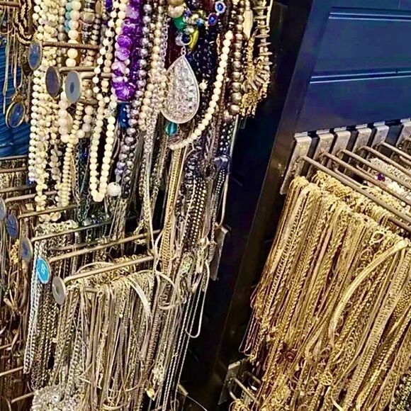 4 LBs vintage fashion GOLD & SILVER Jewelry Lot~ Signed & Unsigned All Wearable - Picture 6 of 10